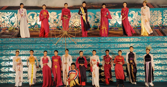 ໄຂງານບຸນເສື້ອຍາວ ຢູ່ Festival ເຫ້ວ 2014